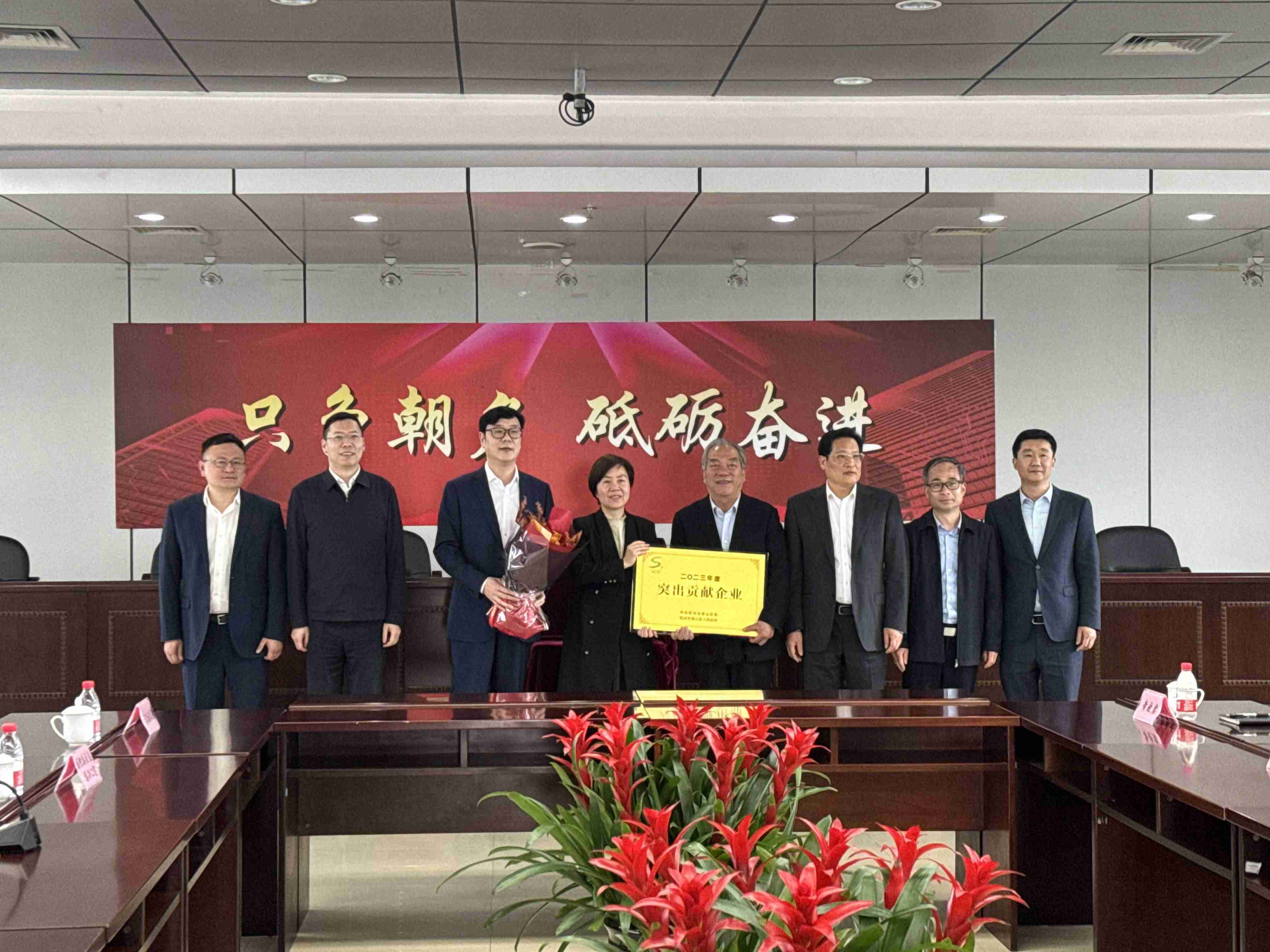 區(qū)領(lǐng)導(dǎo)新春慰問(wèn)  “突出貢獻(xiàn)企業(yè)”  國(guó)泰建設(shè)集團(tuán)