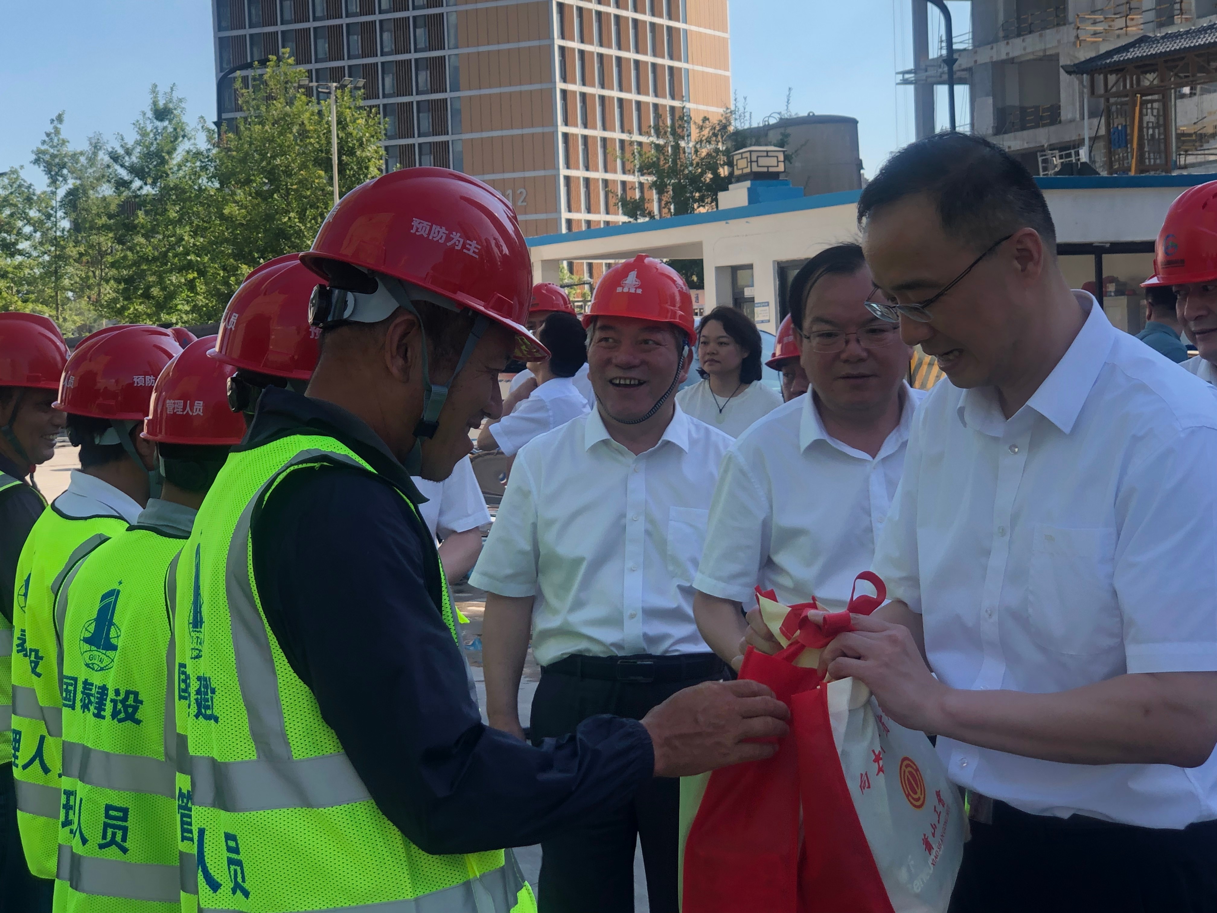 杭州市委常委、蕭山區(qū)委書(shū)記孫旭東深入公司承建的科創(chuàng)中心二期項(xiàng)目高溫慰問(wèn)一線勞動(dòng)者