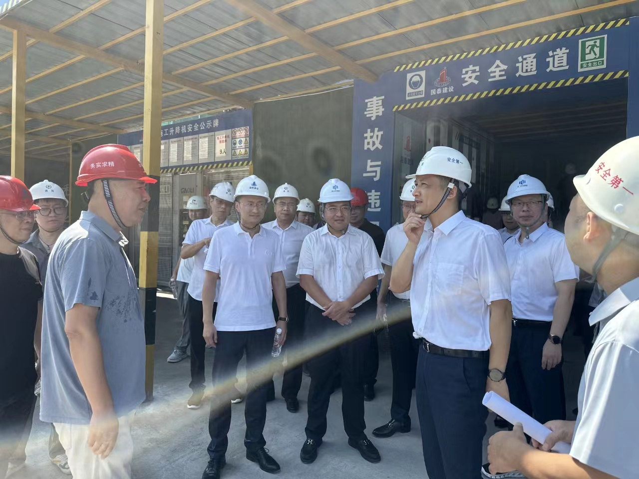 蕭山區(qū)常務(wù)副區(qū)長(zhǎng)施科琦深入公司承建的杭州蕭山技師學(xué)院建設(shè)工地視察指導(dǎo)工作